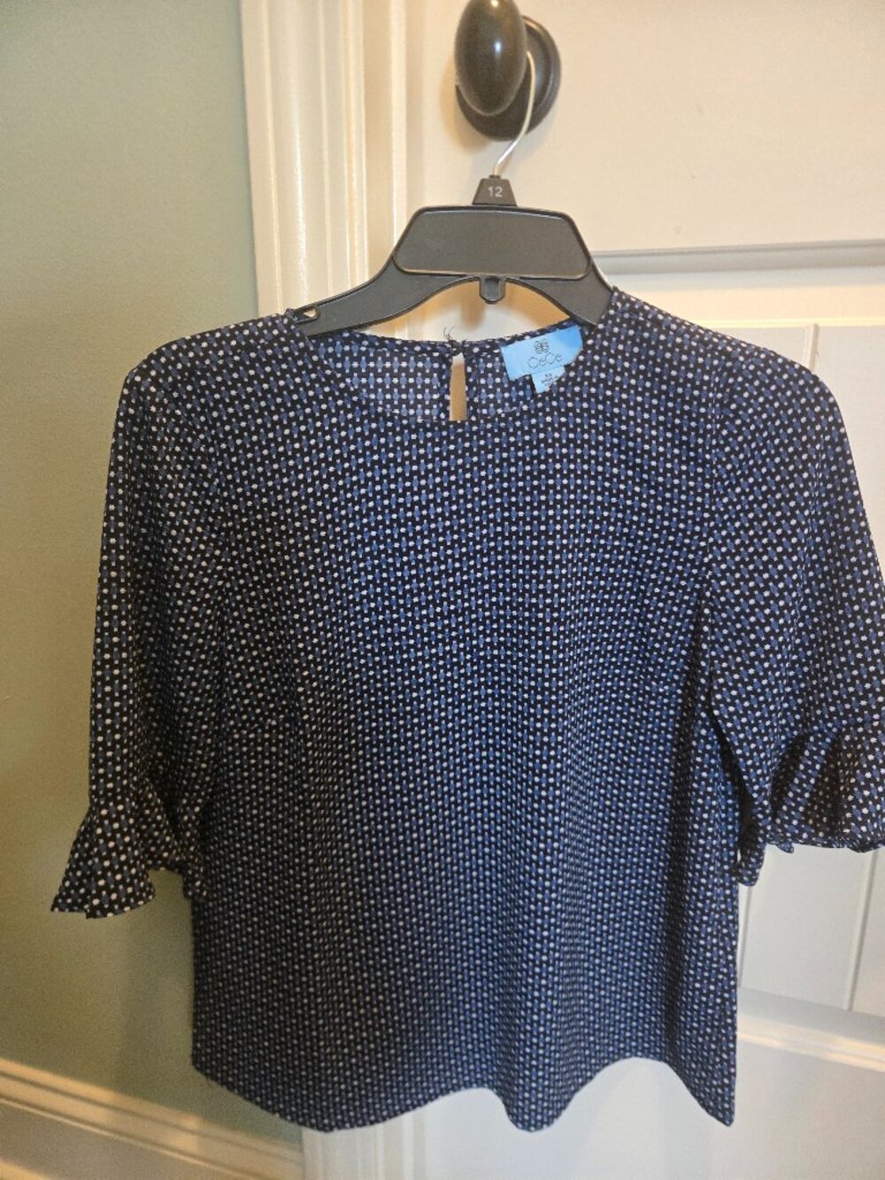 CECE FLUTTER SLEEVE TOP